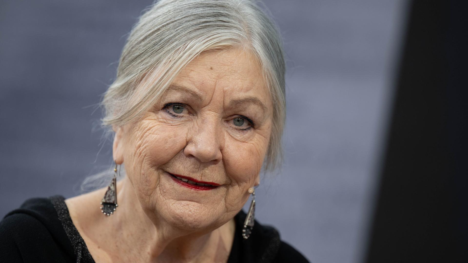 Die deutsche Schriftstellerin Helga Schubert auf der Leipziger Buchmesse im Jahr 2023. Die 83-Jährige blickt lächelnd in die Kamera. Die deutsche Schriftstellerin Helga Schubert auf der Leipziger Buchmesse im Jahr 2023. Die 83-Jährige blickt lächelnd in die Kamera.
