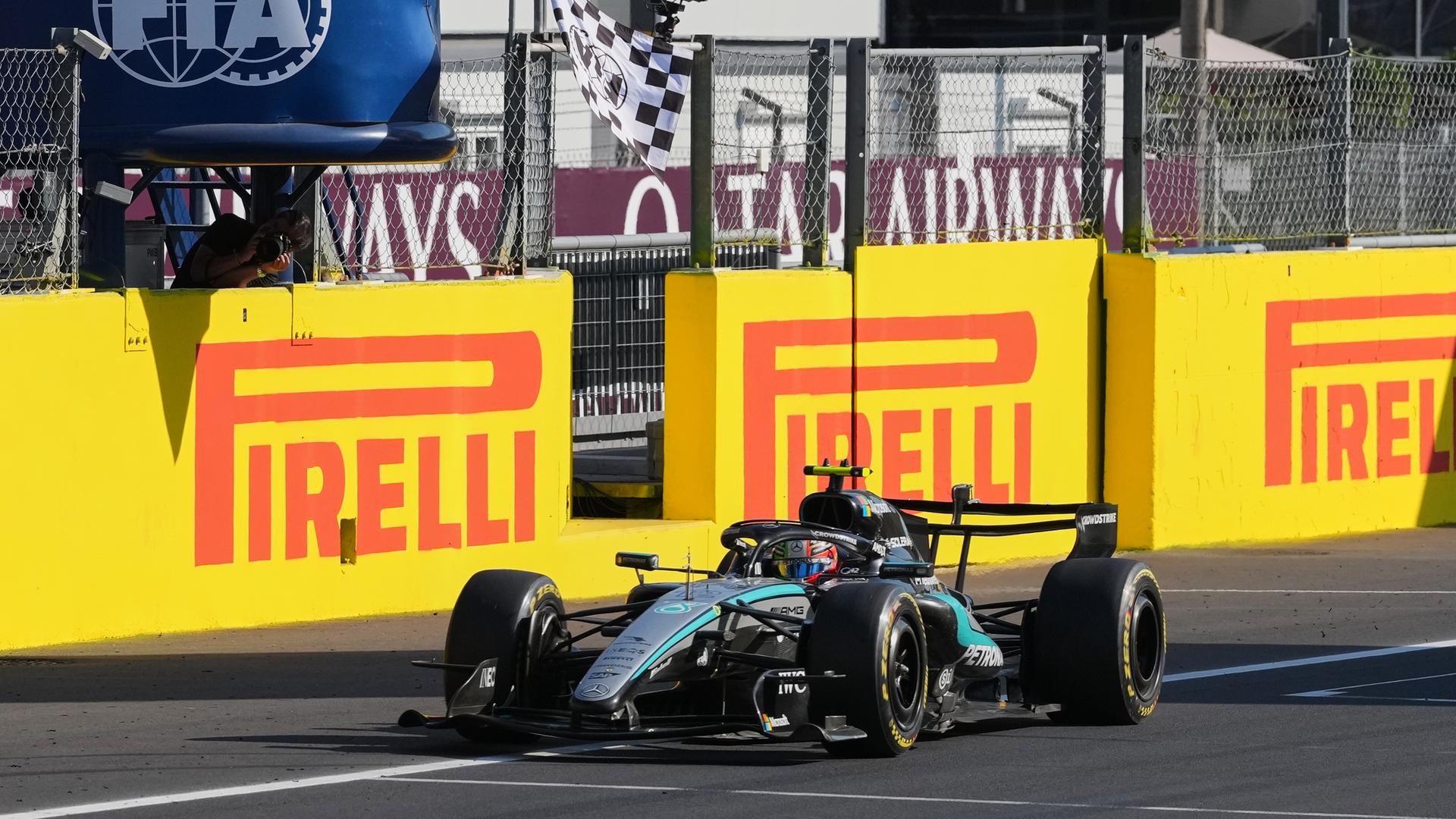 Der Mercedes-Fahrer Andrea Kimi Antonelli aus Italien überquert die Ziellinie und gewinnt den Großen Preis von Italien. Der Mercedes-Fahrer Andrea Kimi Antonelli aus Italien überquert die Ziellinie und gewinnt den Großen Preis von Italien.