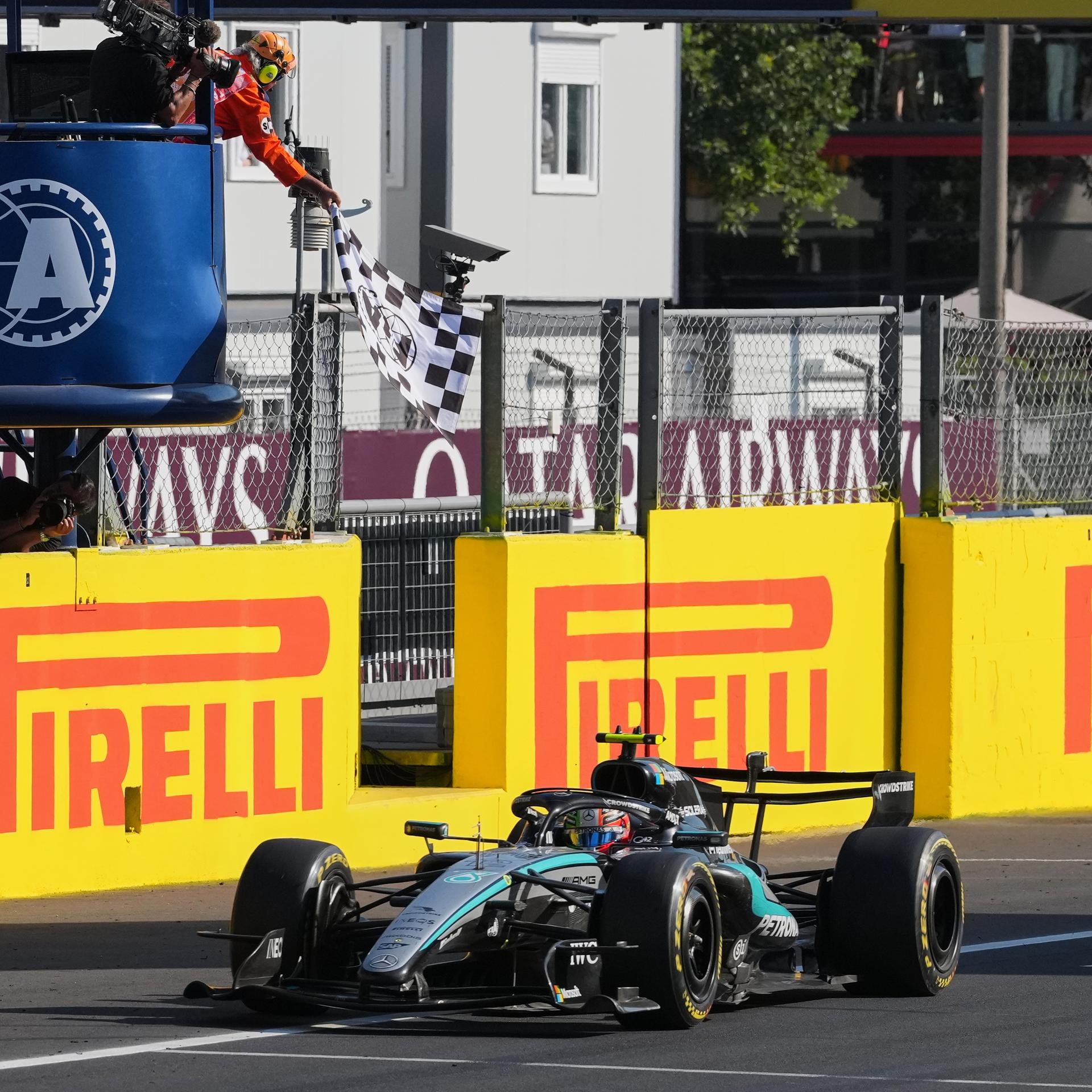 Der Mercedes-Fahrer Andrea Kimi Antonelli aus Italien überquert die Ziellinie und gewinnt den Großen Preis von Italien.