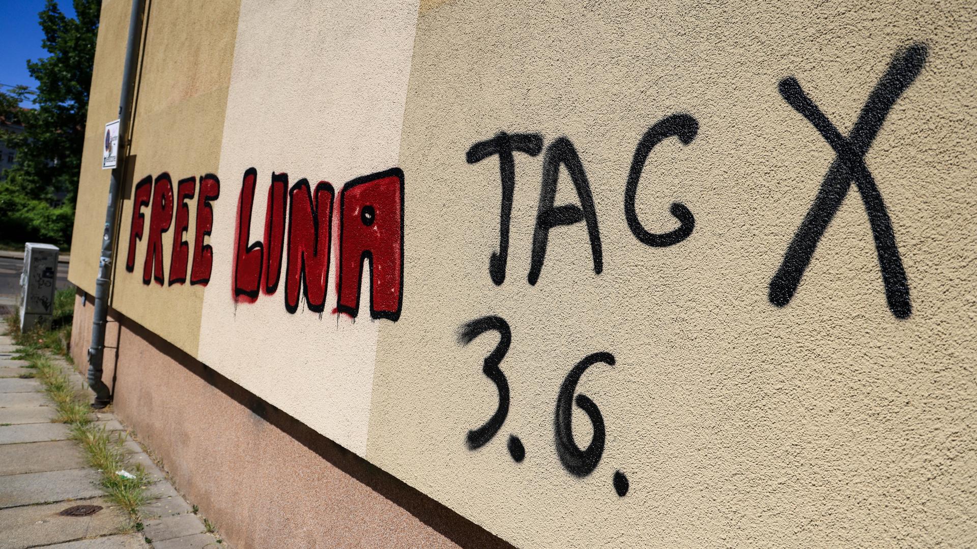 Ein Graffiti "Free Lina 3.6. Tag X" prangt an einem Wohnhaus im Leipziger Süden.