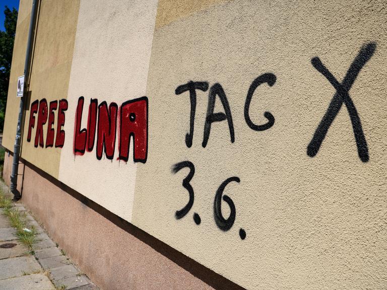 Ein Graffiti "Free Lina 3.6. Tag X" prangt an einem Wohnhaus im Leipziger Süden.