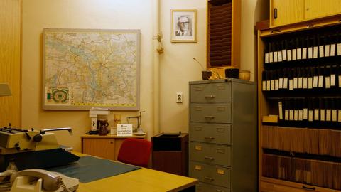 Blick in ein ehemaliges Büro mit Büromöbiliar im MfS in Leipzig. Ein Bild von Honecker hängt an der Wand