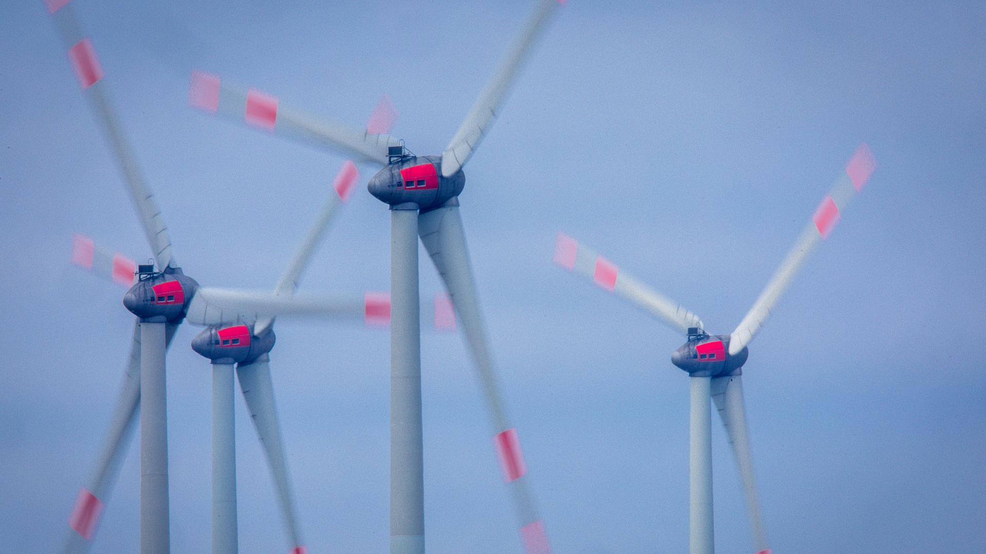 Die Rotoren von Windkraftanlagen drehen sich in einem Windpark.