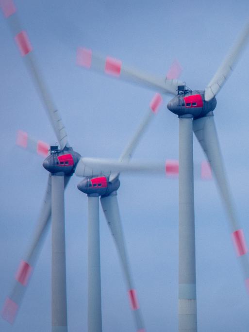 Die Rotoren von Windkraftanlagen drehen sich in einem Windpark.