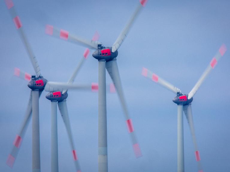 Die Rotoren von Windkraftanlagen drehen sich in einem Windpark.