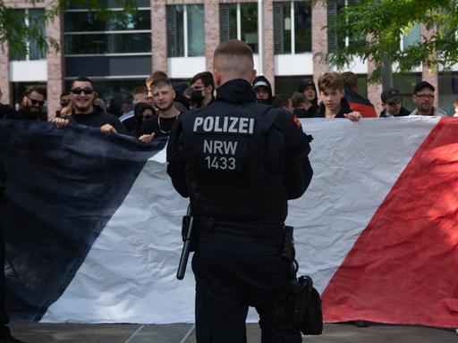 Polizisten stehen einer Gruppe von Rechten Demonstranten gegenüber