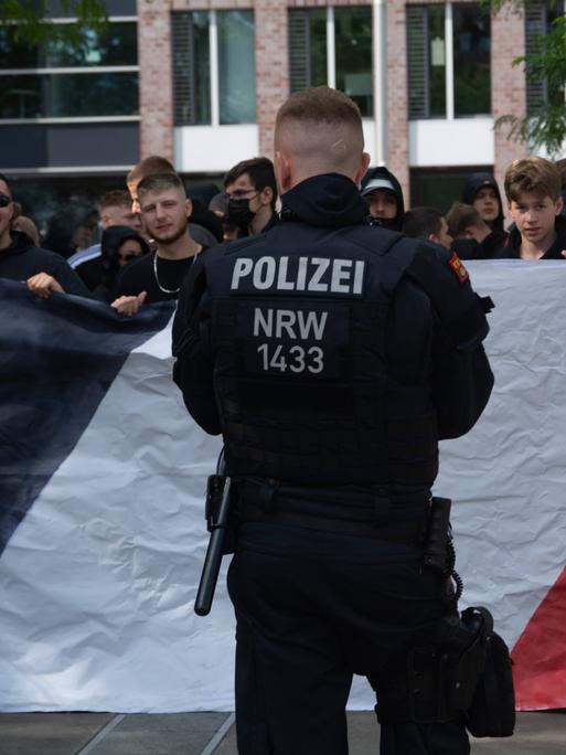 Polizisten stehen einer Gruppe von Rechten Demonstranten gegenüber