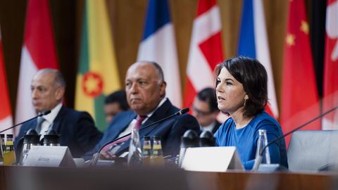 Außenministerin Baerbock sitzt mit ihrem ägyptischen Kollegen Shoukry bei der Pressekonferenz des Berliner Klimadialogs.