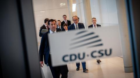 CDU-Partei- und Fraktionsvorsitzender Friedrich Merz und der Chef der CSU im Deutschen Bundestag, Alexander Dobrindt, im Reichstagsgebäude auf dem Weg zu einer Pressekonferenz