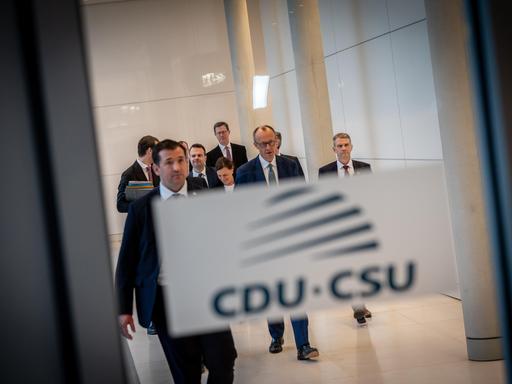 CDU-Partei- und Fraktionsvorsitzender Friedrich Merz und der Chef der CSU im Deutschen Bundestag, Alexander Dobrindt, im Reichstagsgebäude auf dem Weg zu einer Pressekonferenz