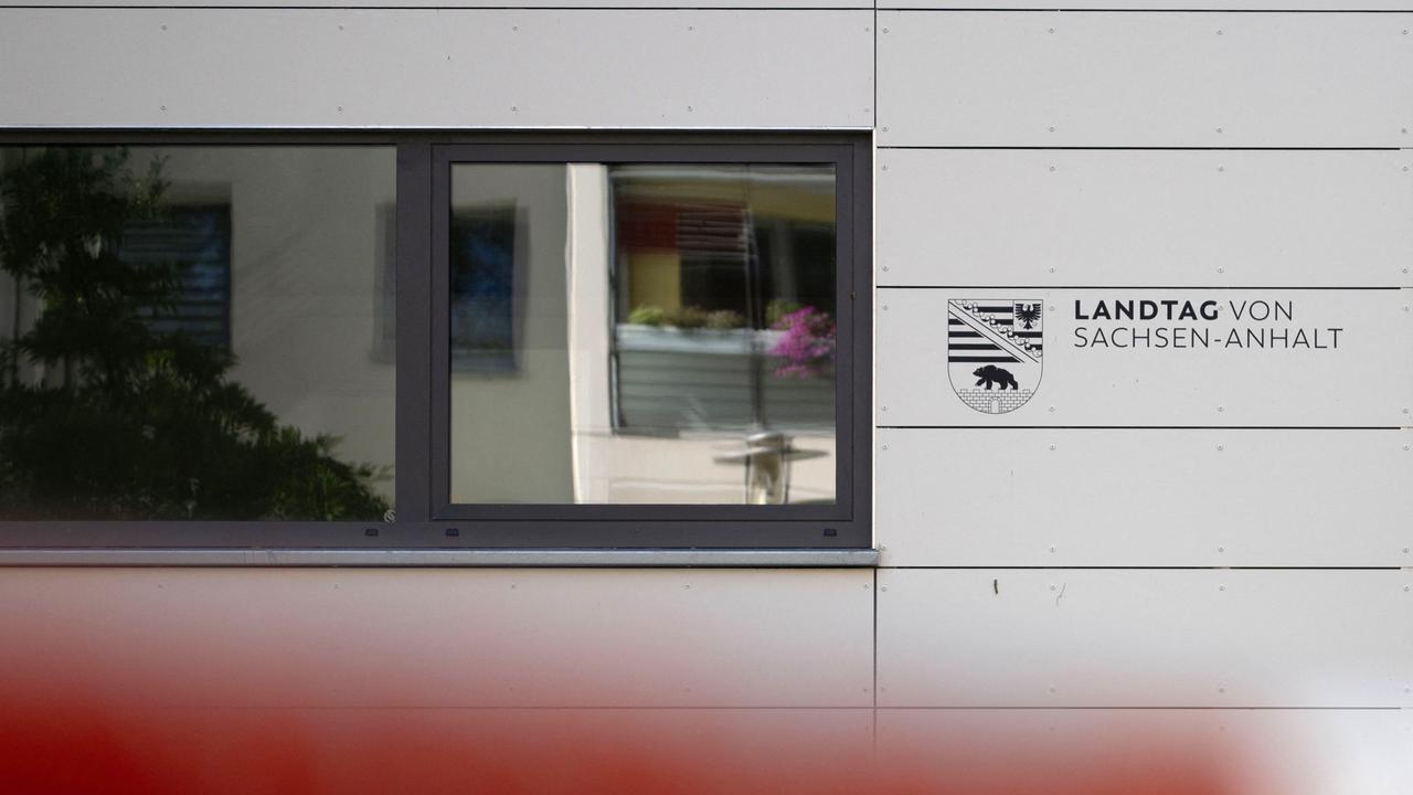 Blick auf ein Schild am Eingang des Landtags von Sachsen-Anhalt in Magdeburg. 