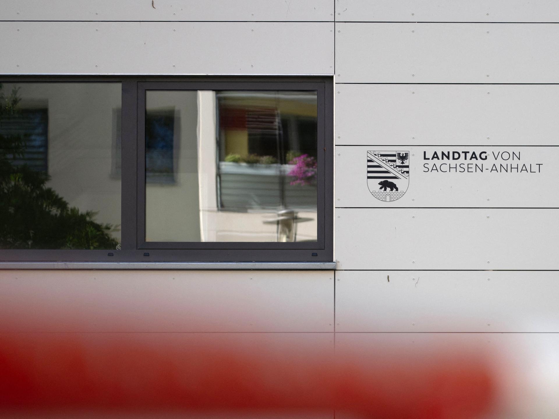 Blick auf ein Schild am Eingang des Landtags von Sachsen-Anhalt in Magdeburg. 