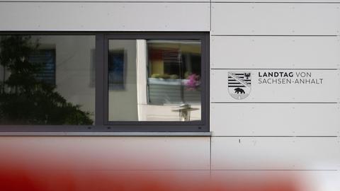 Blick auf ein Schild am Eingang des Landtags von Sachsen-Anhalt in Magdeburg. 