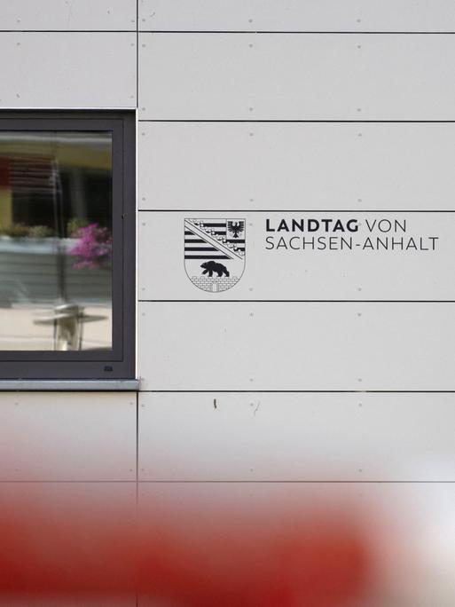 Blick auf ein Schild am Eingang des Landtags von Sachsen-Anhalt in Magdeburg. 