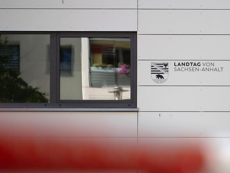 Blick auf ein Schild am Eingang des Landtags von Sachsen-Anhalt in Magdeburg. 