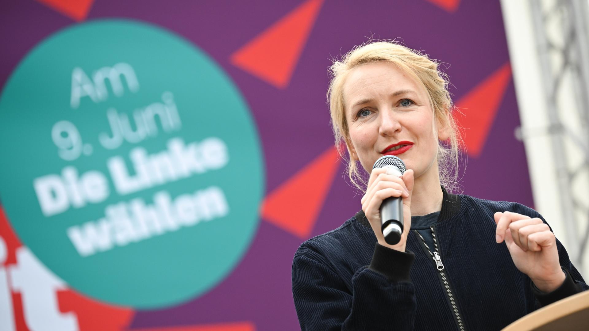 Ines Schwerdtner spricht auf einer Wahlkampfbühne. Ines Schwerdtner spricht auf einer Wahlkampfbühne.