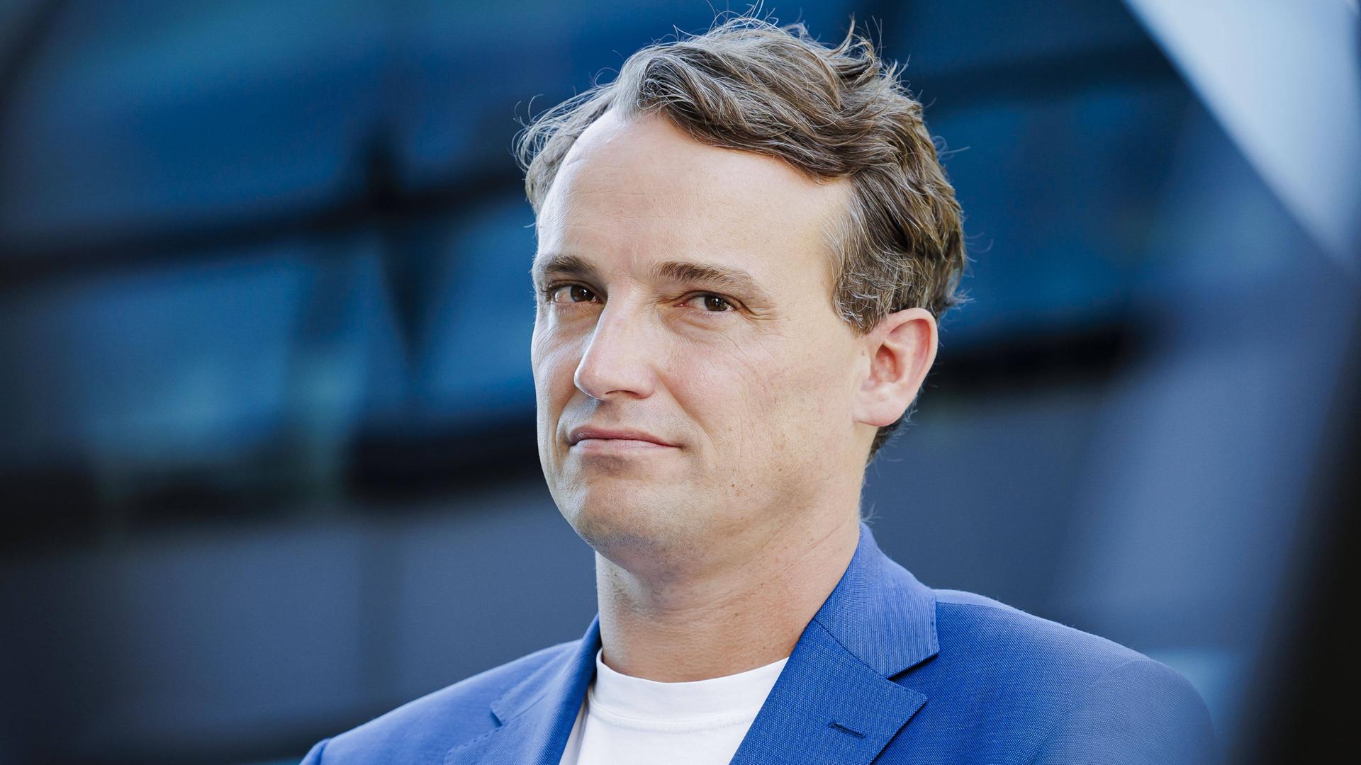 Christian Klein, Vorstandssprecher und Mitglied des Vorstands der SAP SE, portraitiert im blauen Anzug.