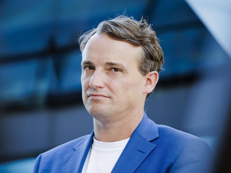 Christian Klein, Vorstandssprecher und Mitglied des Vorstands der SAP SE, portraitiert im blauen Anzug.