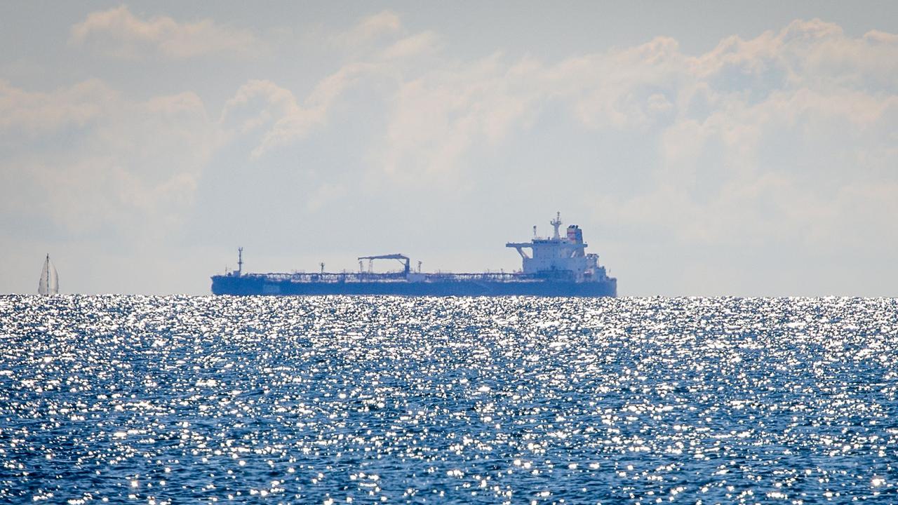 Der Tanker "Eventin" liegt vor der Küste der Insel Rügen. 
