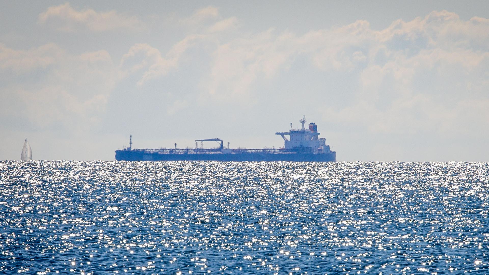 Der Tanker "Eventin" liegt vor der Küste der Insel Rügen. 