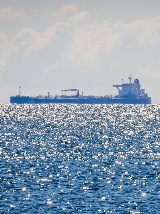 Der Tanker "Eventin" liegt vor der Küste der Insel Rügen. 