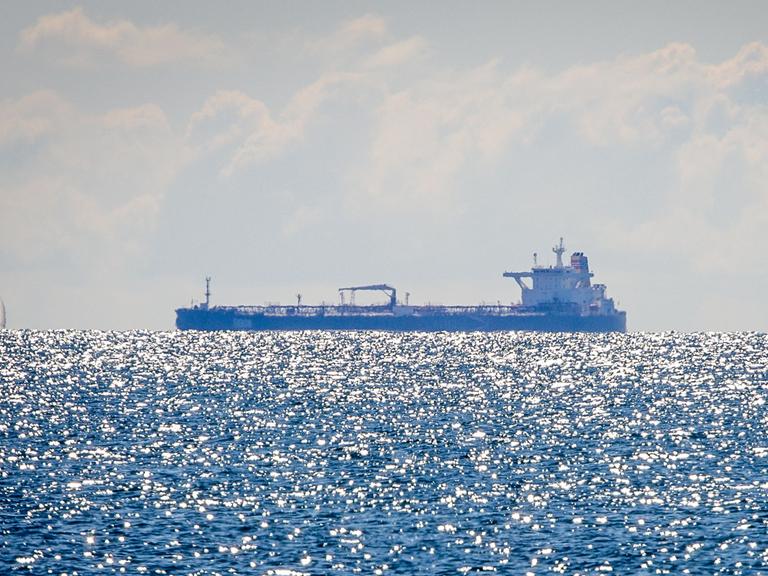 Der Tanker "Eventin" liegt vor der Küste der Insel Rügen. 