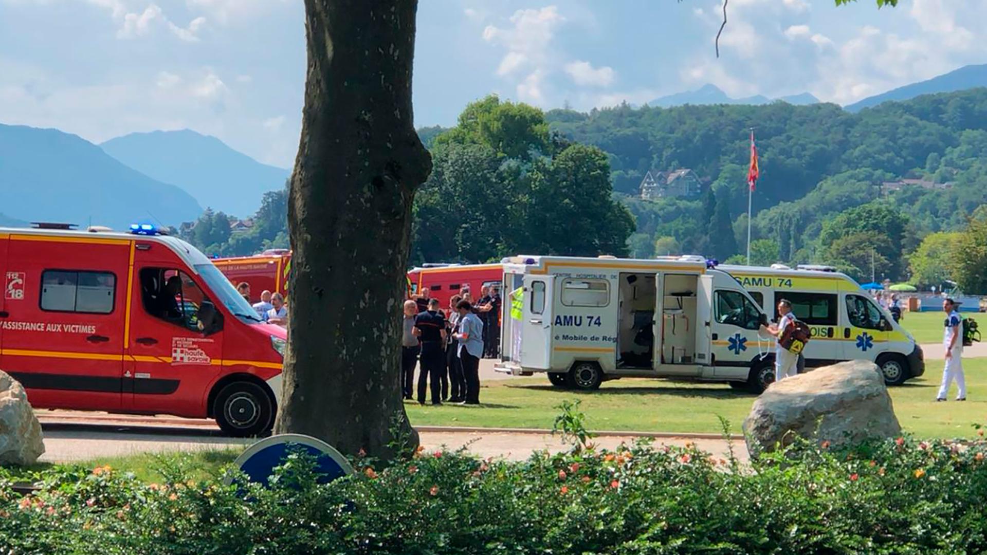 Krankenwagen und Rettungsfahrzeuge stehen am Einsatzort in einem Park in der ostfranzösischen Stadt Annecy.