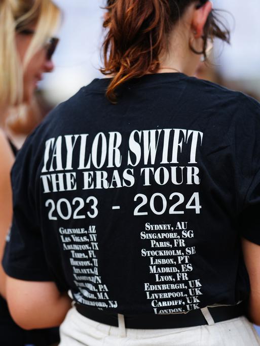 Ein Fan in Wien mit einem Taylor Swift T-Shirt
