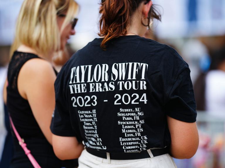 Ein Fan in Wien mit einem Taylor Swift T-Shirt