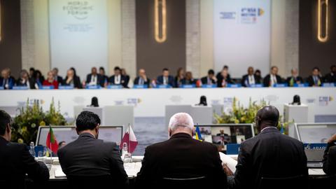 Zahlreiche Konferenzteilnehmer sitzen in einem großen Saal in Davos.