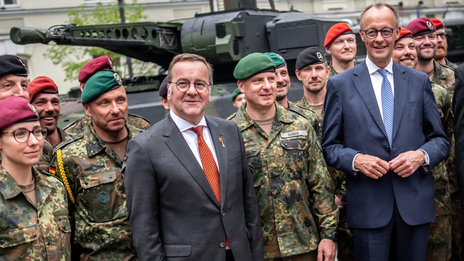 Bundeskanzler Merz (CDU, r) steht mit Verteidigungsminister Pistorius (SPD, M) bei Soldaten der Panzerbrigade 45 der Bundeswehr. Sie ist dauerhaft in Litauen stationiert und soll die Ostflanke der NATO unterstützen Bundeskanzler Merz (CDU, r) steht mit Verteidigungsminister Pistorius (SPD, M) bei Soldaten der Panzerbrigade 45 der Bundeswehr. Sie ist dauerhaft in Litauen stationiert und soll die Ostflanke der NATO unterstützen