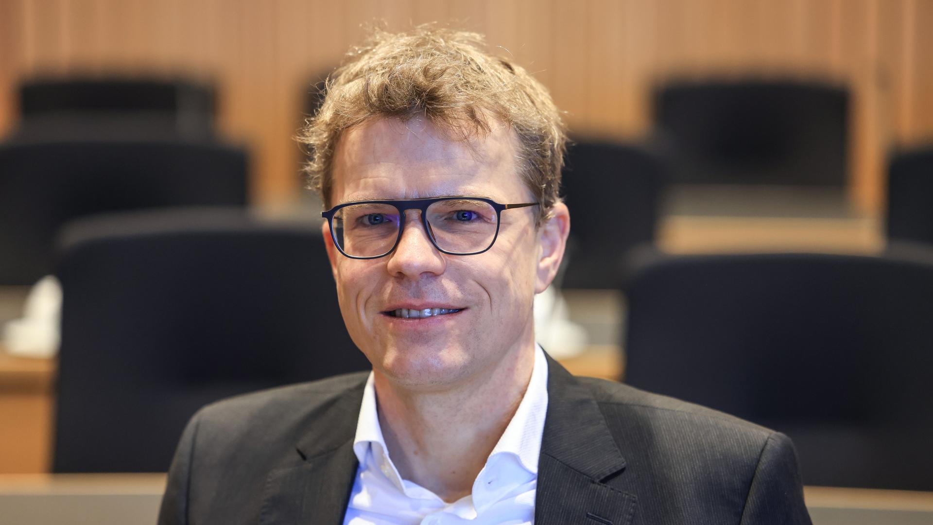 Daniel Thym, Jurist und Hochschullehrer der Universität Konstanz, beim Parlamentarischen Untersuchungsausschuss des Düsseldorfer Landtags nach dem tödlichen Terroranschlag von Solingen. Daniel Thym, Jurist und Hochschullehrer der Universität Konstanz, beim Parlamentarischen Untersuchungsausschuss des Düsseldorfer Landtags nach dem tödlichen Terroranschlag von Solingen.