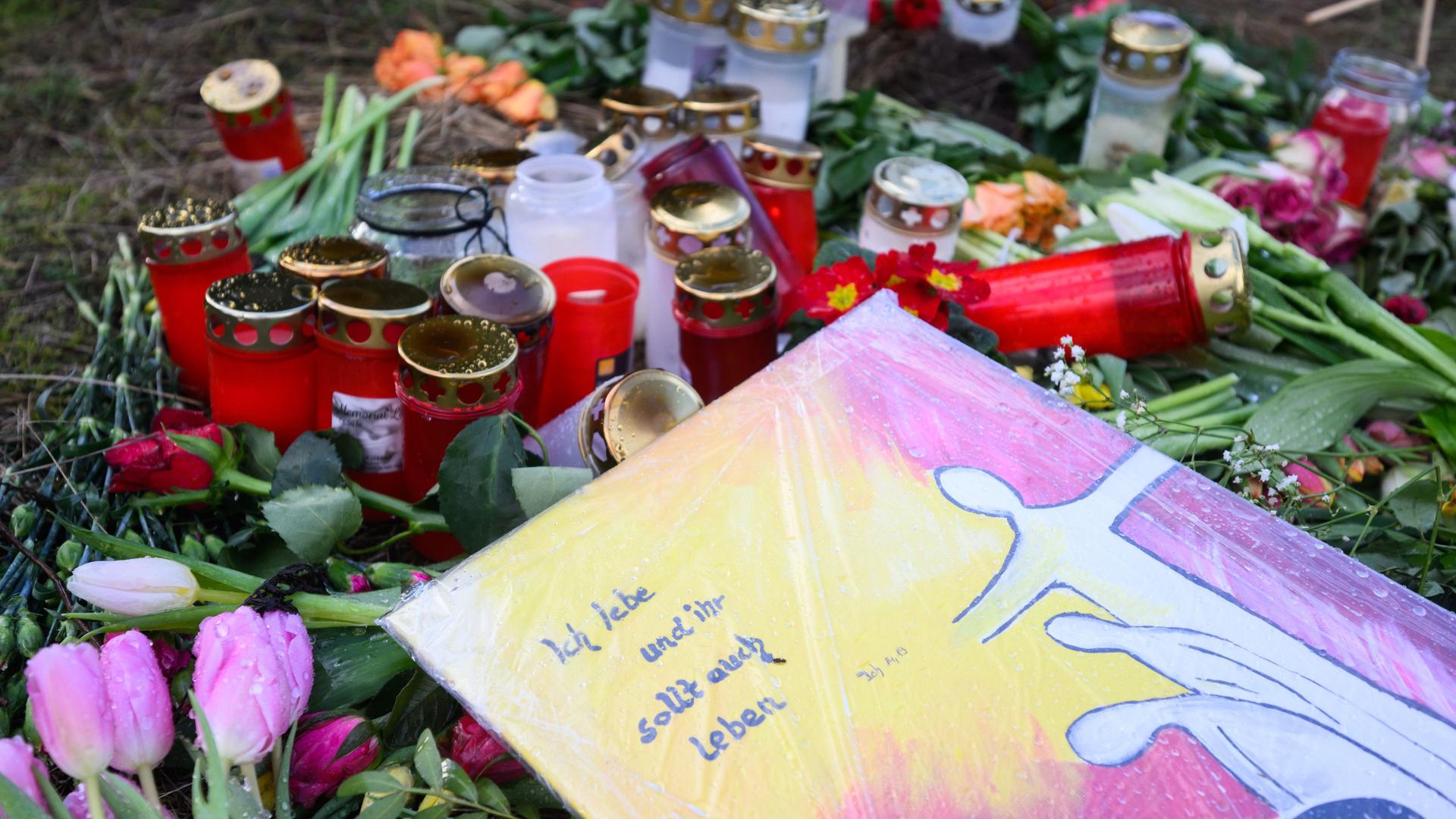 Niedersachsen, Wunstorf: Blumen und Kerzen liegen an einer Tannenbaumschonung und einem Brachgelände in Wunstorf-Blumenau in der Region Hannover. Hier wurde die Leiche eines 14-jährigen Jungen gefunden. Der gleichaltrige Verdächtige steht vor Gericht. Niedersachsen, Wunstorf: Blumen und Kerzen liegen an einer Tannenbaumschonung und einem Brachgelände in Wunstorf-Blumenau in der Region Hannover. Hier wurde die Leiche eines 14-jährigen Jungen gefunden. Der gleichaltrige Verdächtige steht vor Gericht.