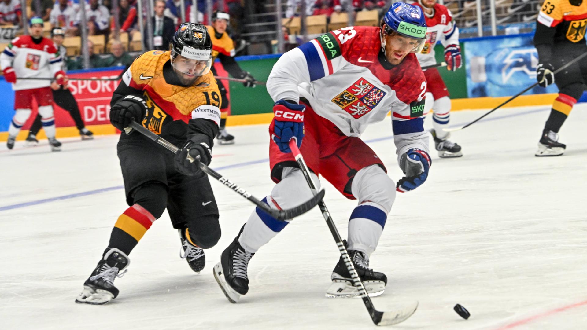 Zwei Eishockey-Spieler im Zweikampf auf dem Eis.