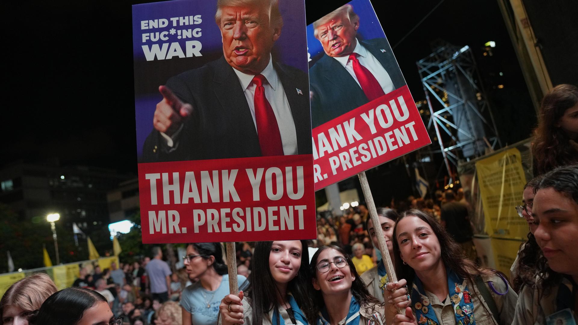 Junge Frauen in Tel Aviv halten Plakate mit Bildern von US-Präsident Donald Trump in die Höhe. Darauf steht u. a. "Thank you Mr. President"