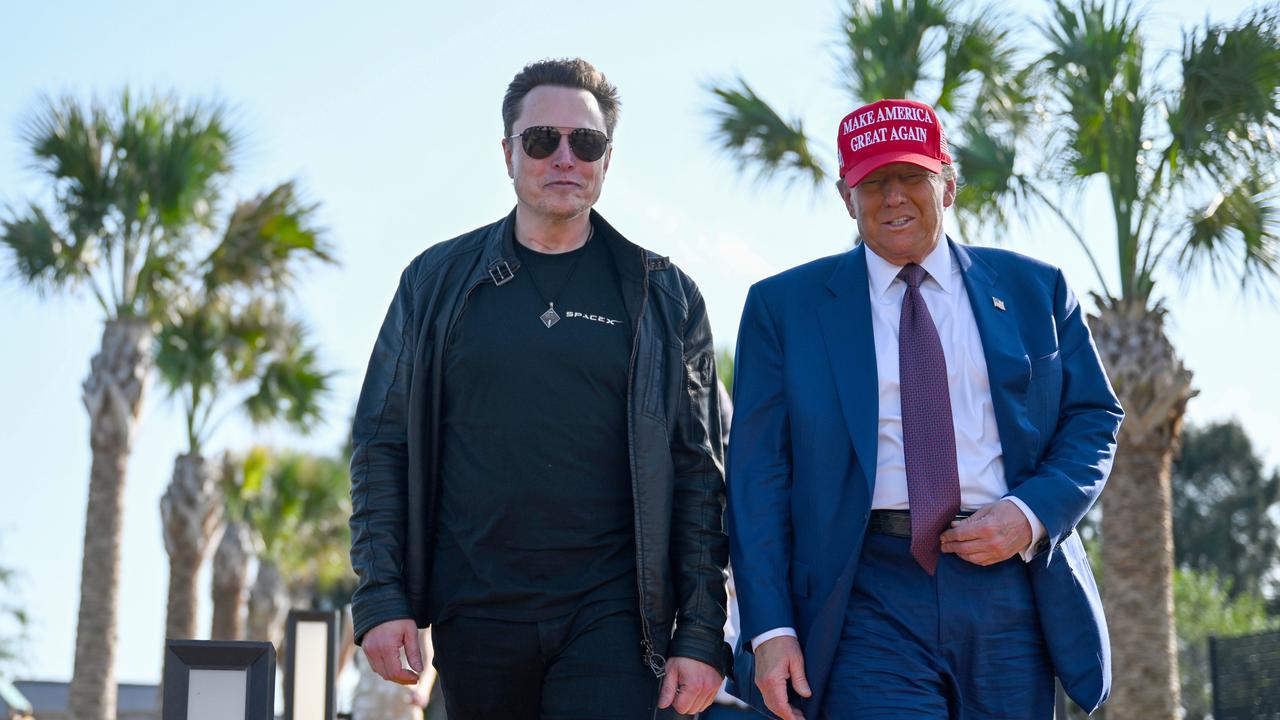 US-Präsident Donald Trump auf der rechten und sein Vertrauter Elon Musk auf der linken Seite laufen vor Palmen auf die Kamera zu. Trump trägt ein MAGA-Basecap.