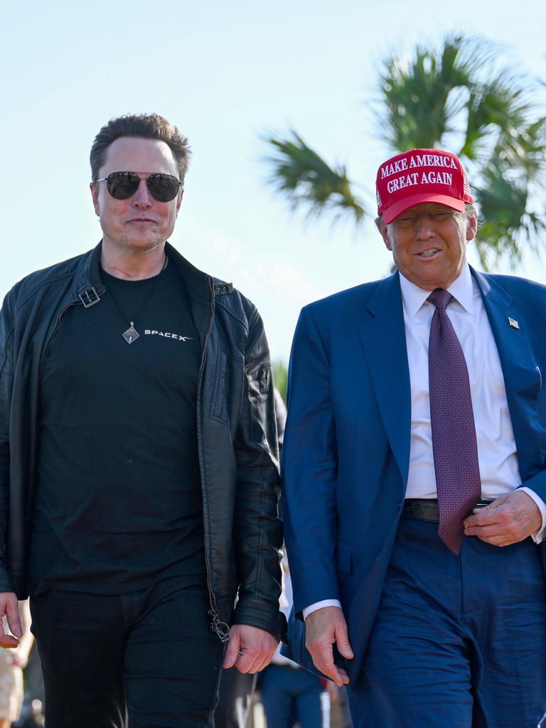 US-Präsident Donald Trump auf der rechten und sein Vertrauter Elon Musk auf der linken Seite laufen vor Palmen auf die Kamera zu. Trump trägt ein MAGA-Basecap.