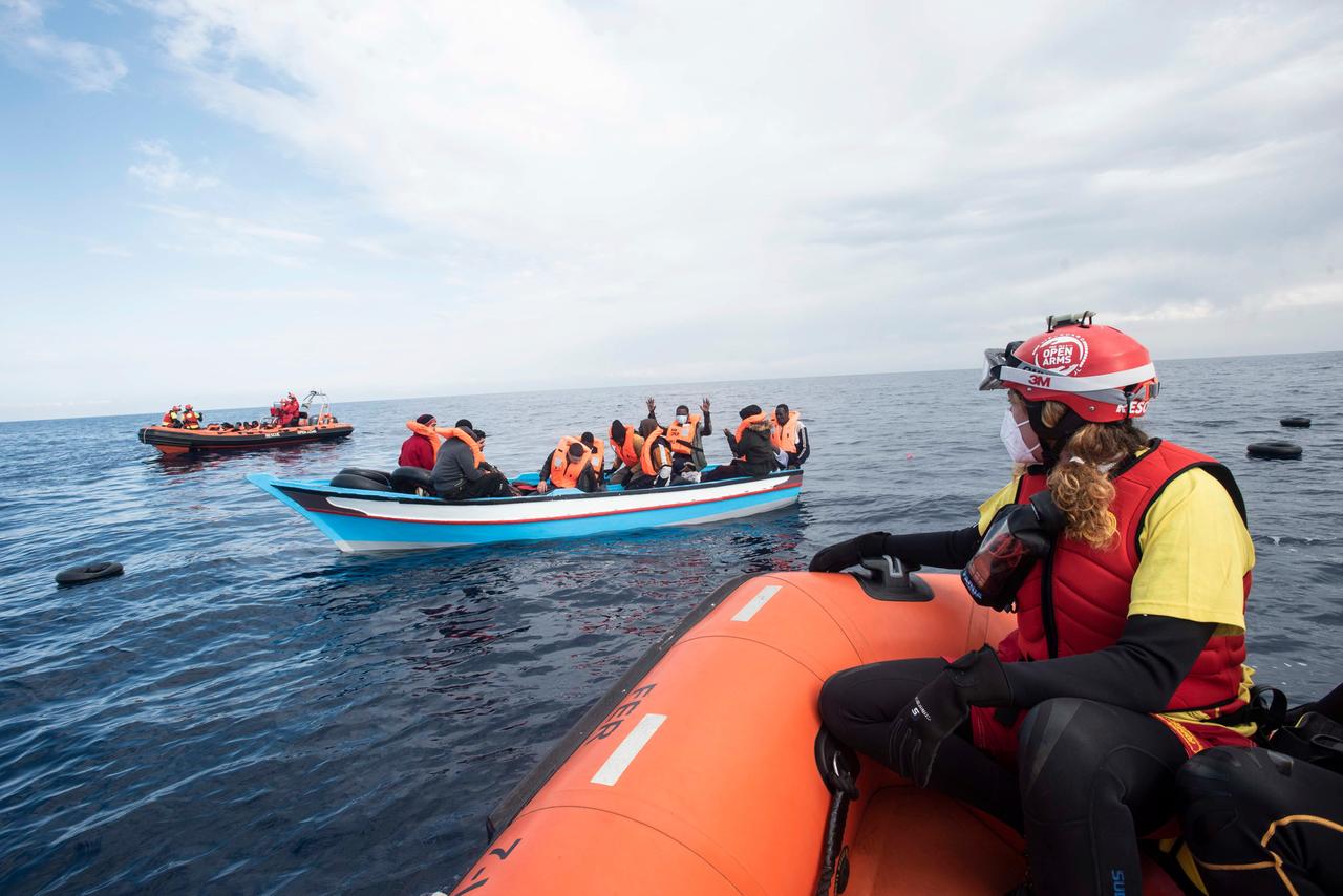 Ein Holzboot mit 28 Flüchtlingen aus Afrika am 5. März 2022 vor der libyschen Küste