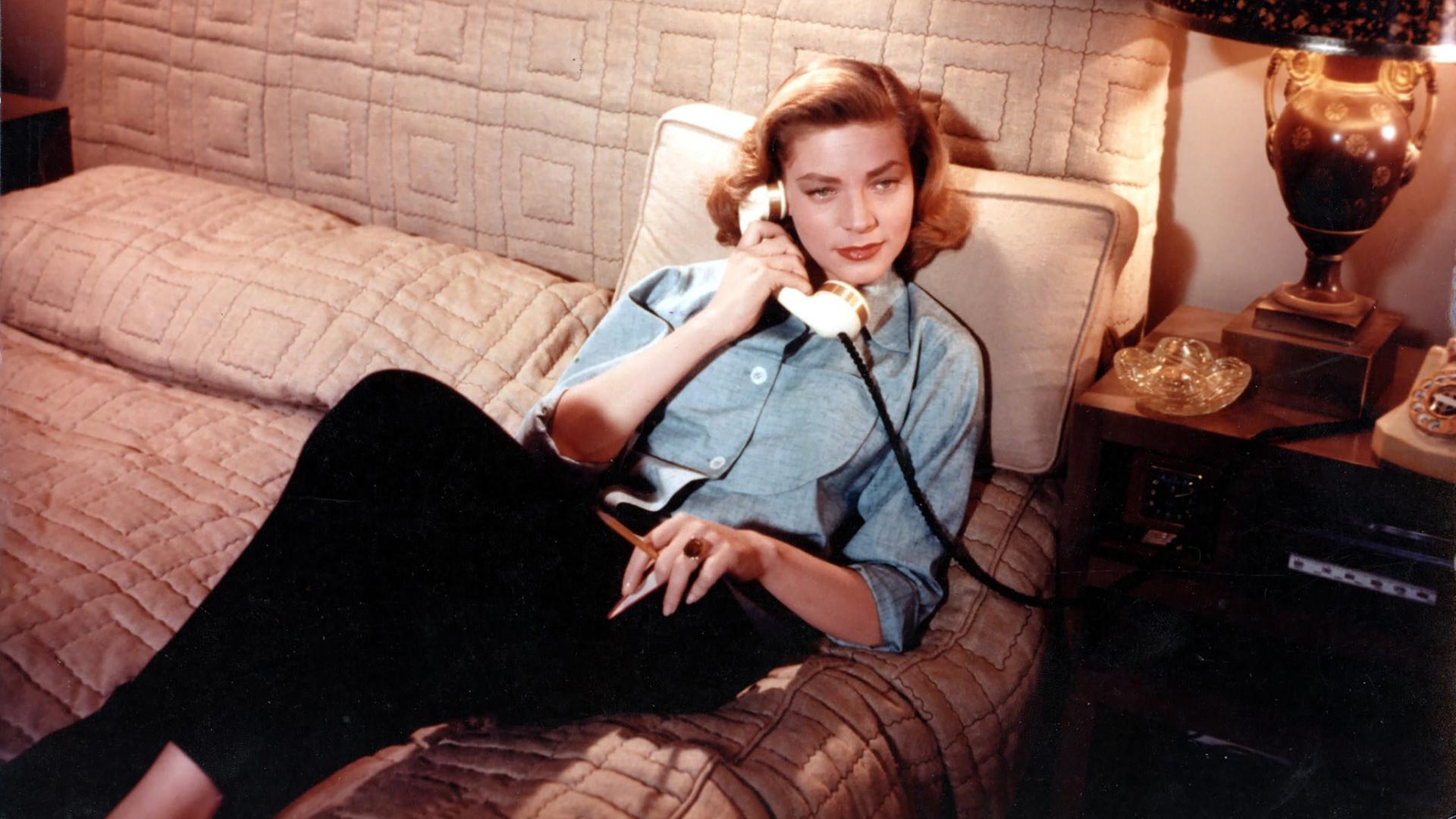 Lauren Bacall telefoniert in einer Filmszene