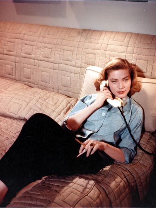 Lauren Bacall telefoniert in einer Filmszene