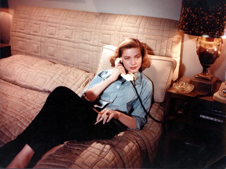 Lauren Bacall telefoniert in einer Filmszene