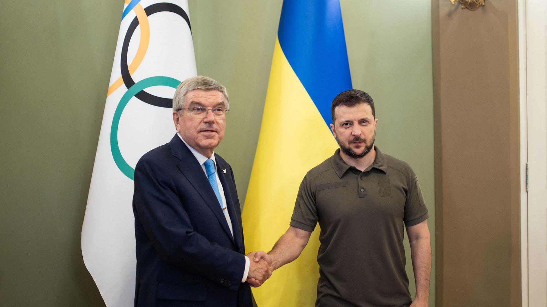 IOC-Präsident Thomas Bach trifft sich mit Ukraine-Präsident Volodymyr Zelenskyy.