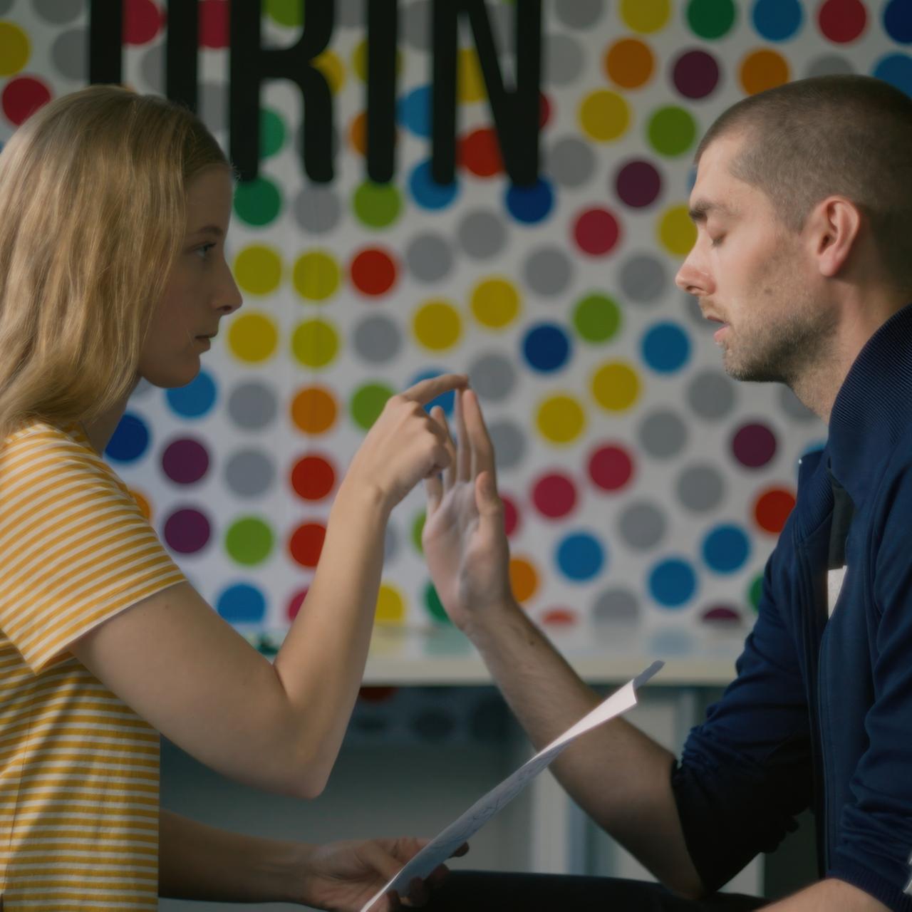 Liebes-Geschichte von gehörloser Frau und blindem Mann im Kino
