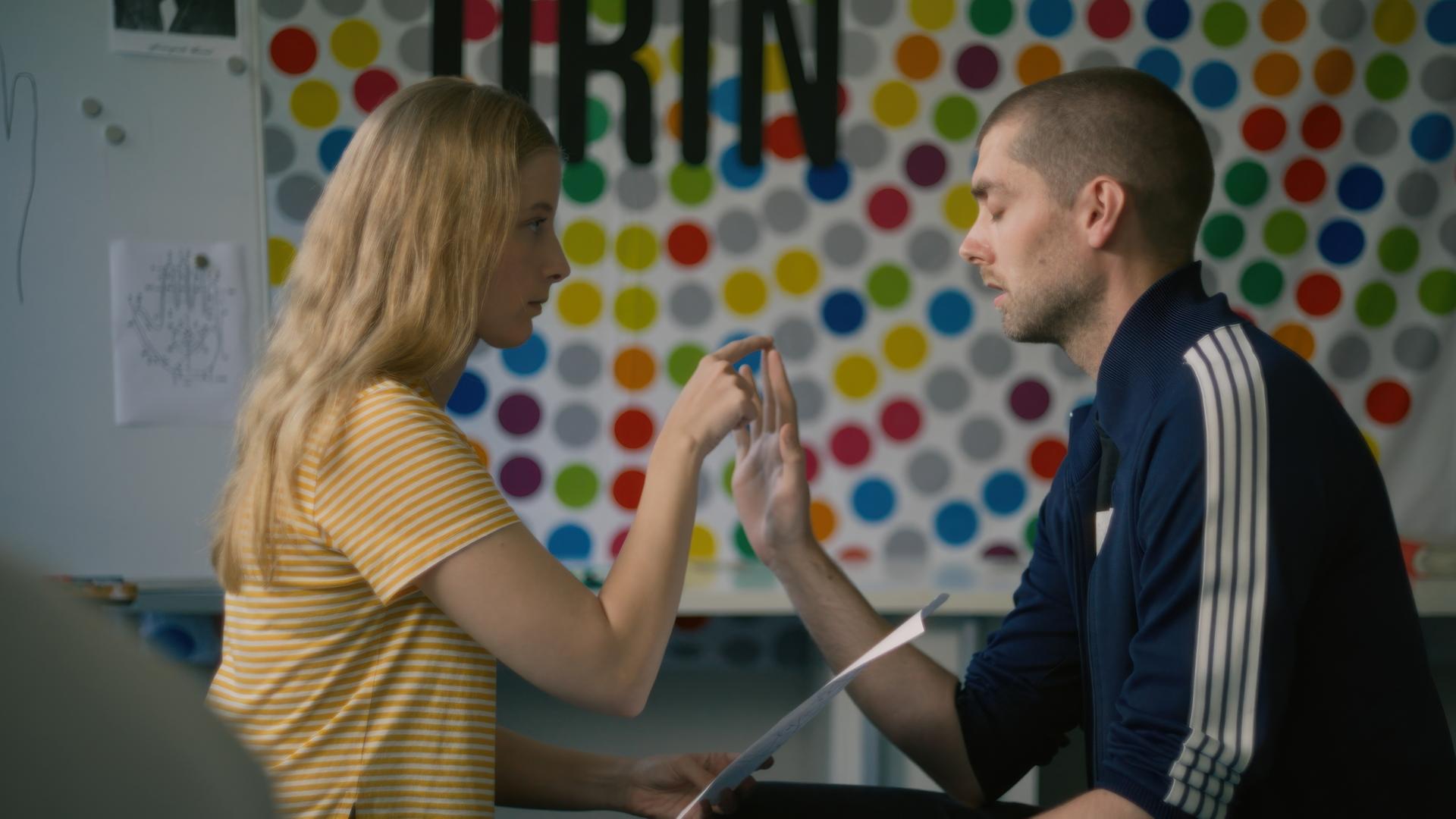Das Foto zeigt die Schauspielerin Cindy Klink und den Schauspieler David Knors. Sie berühren sich an den Händen.