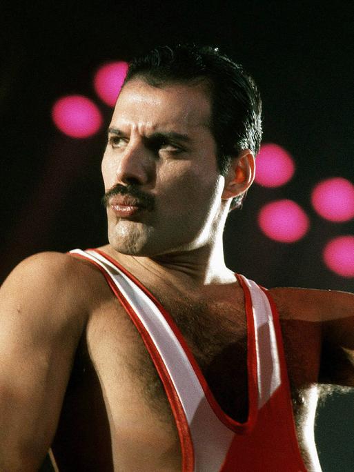 Freddie Mercury steht auf der Bühne. Freddie Mercury steht auf der Bühne.
