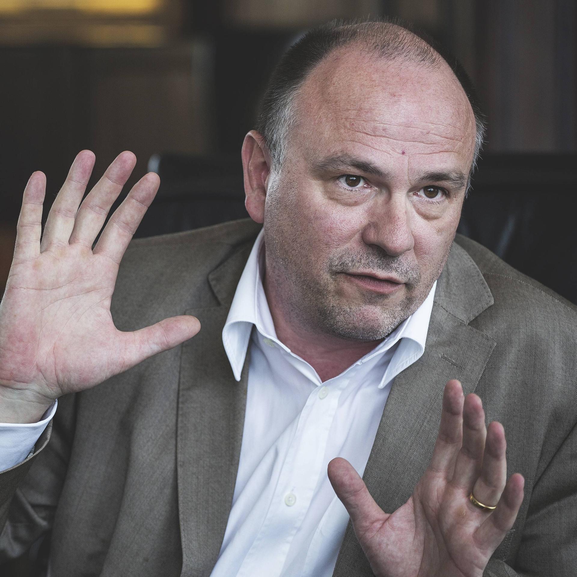 Wirtschaftforscher Reint Gropp gestikuliert im Gespräch mit den Händen

