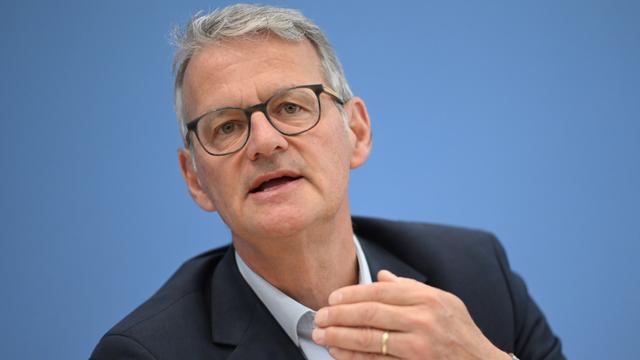 Gerald Gaß, Vorstandsvorsitzender der Deutschen Krankenhausgesellschaft e.V. (DKG) spricht bei einer Pressekonferenz der Gesundheitsverbände zu politischen Forderungen.