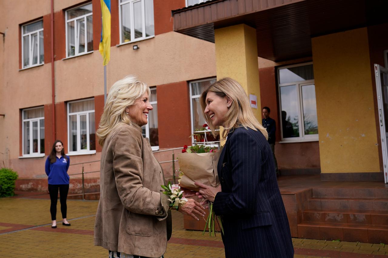 Die amerikanische First Lady Jill Biden begrüßt Olena Zelenska, die Ehefrau des ukrainischen Präsidenten Wolodymyr Zelenskyj vor einer öffentlichen Schule in Uschhorod.