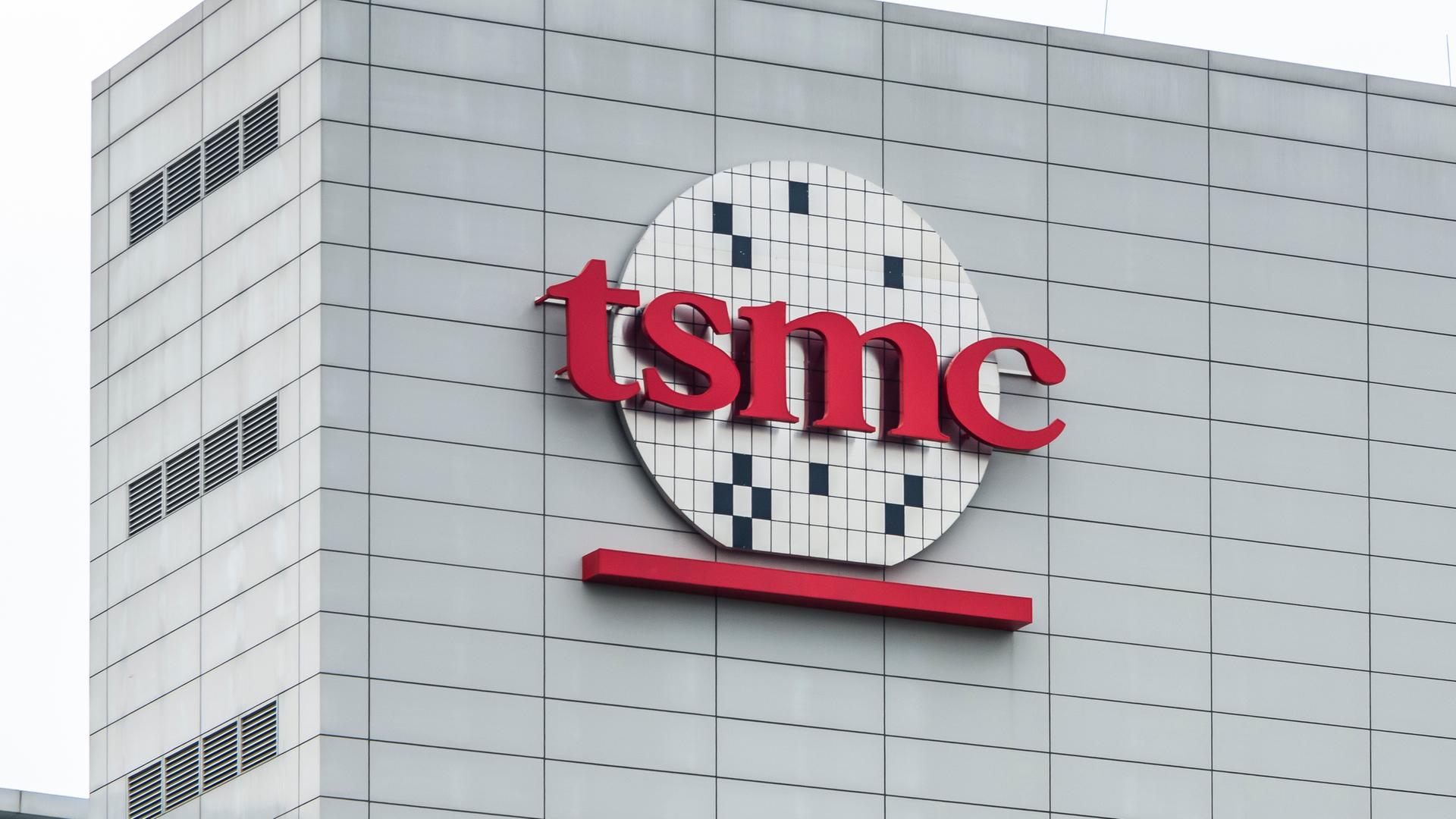 Logo des Herstellers TSMC an der Fassade eines Gebäudes im Sciencepark Tainan 