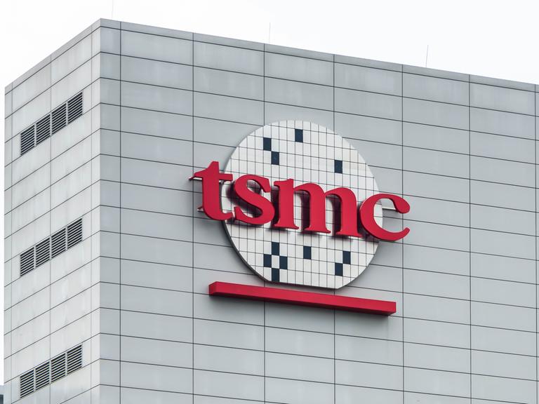 Logo des Herstellers TSMC an der Fassade eines Gebäudes im Sciencepark Tainan 